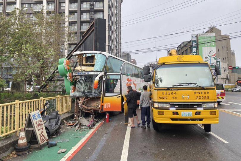 竹東高中專車撞護欄 車頭全毀9人受傷